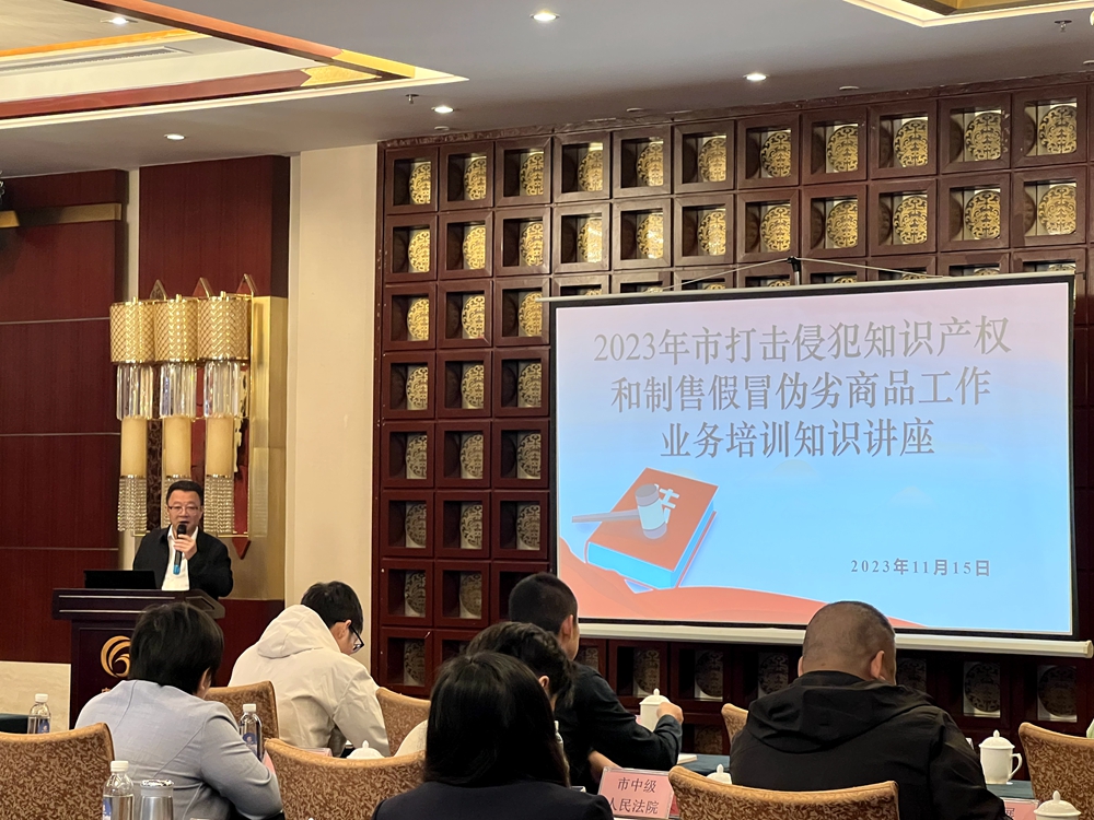 总监照片2.jpg