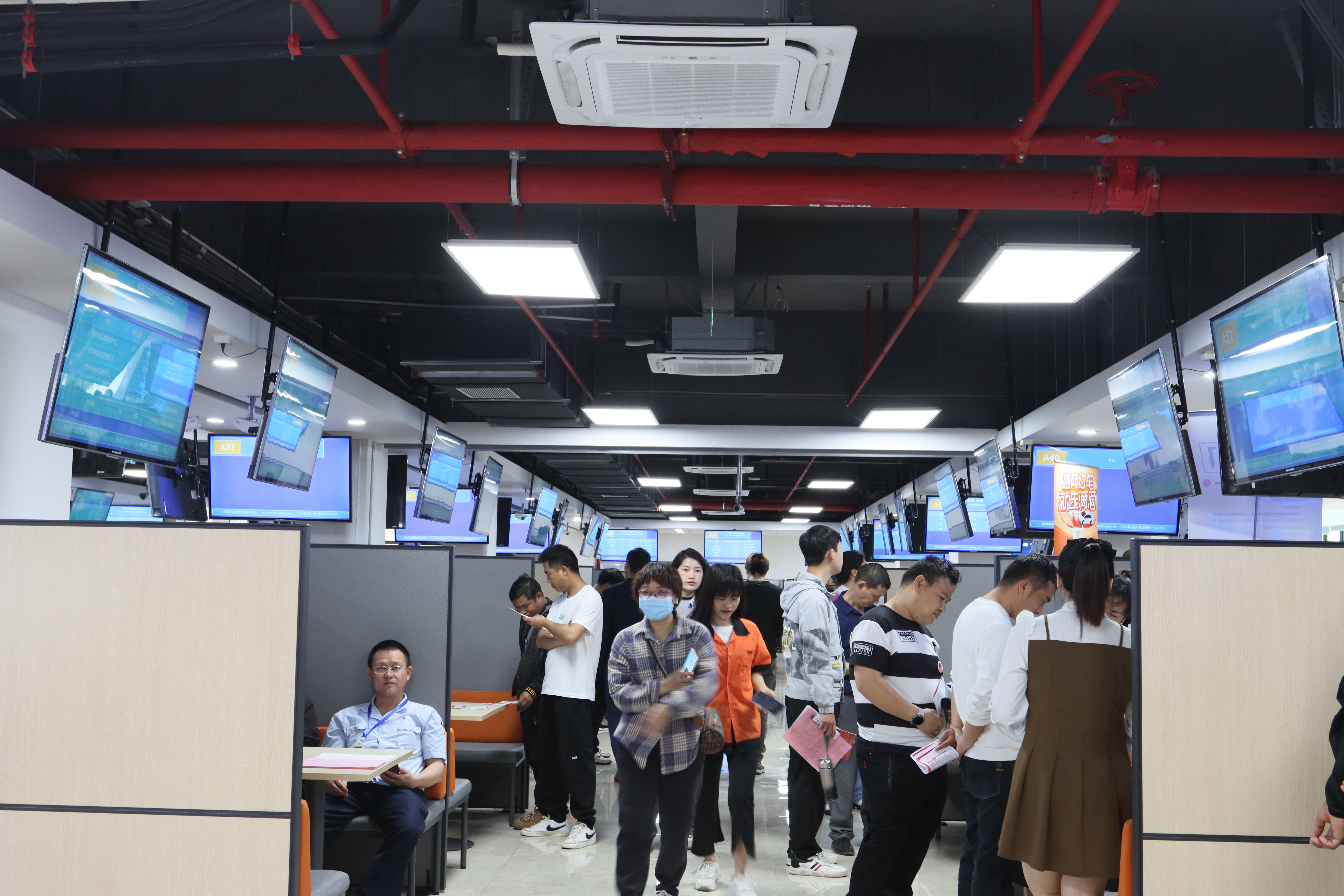 世界杯在线投注app人力资源市场现场招聘会.JPG