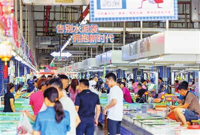 市场里人来人往。.jpg