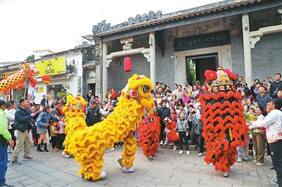 热闹的山房路上，活泼欢快的舞龙舞狮国庆假日将与你相遇。.jpg