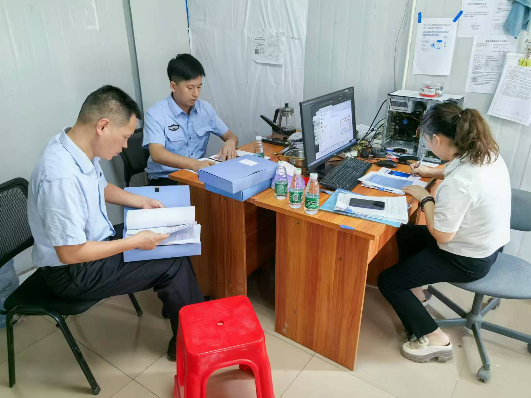 图为工作人员对在建项目进行施工监管交底.png