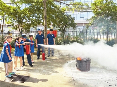 学生体验灭火器实操。.jpg