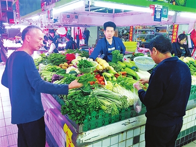 11月19日上午，市民在市场挑选蔬菜。.jpg