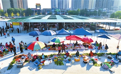 12月4日上午，白蕉镇虹桥市场开门迎客，市场内外摊位有序，商品丰富。.jpg