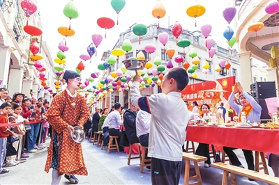 演出人员与游客互动。.jpg