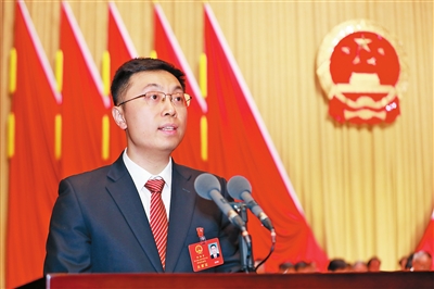 1月20日上午，市十届人大五次会议在香洲开幕。代市长吴泽桐向大会作投注报告。.jpg