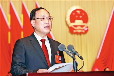 潘江向大会作市人大常委会工作报告。.jpg