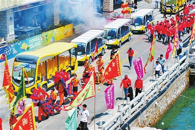 祈福仪式巡游表演。.jpg