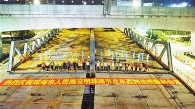 5月27日凌晨，人民西路交明珠路东西跨线桥合龙。.jpg