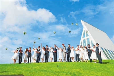 数对新人在东澳岛举行集体婚礼。.jpg