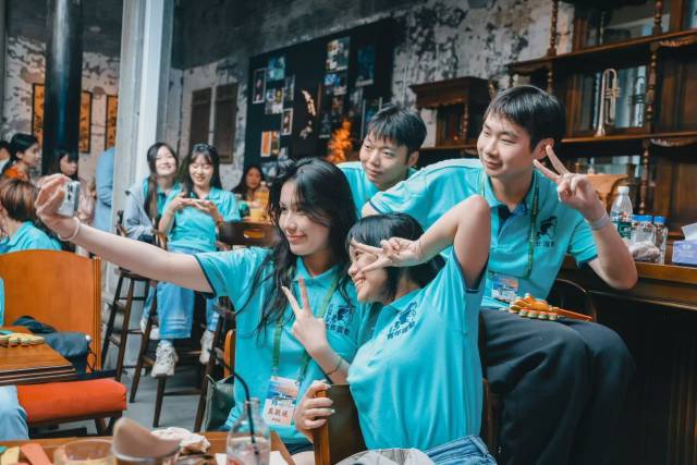 港澳青年在珠海参访交流、深化情谊。.jpg