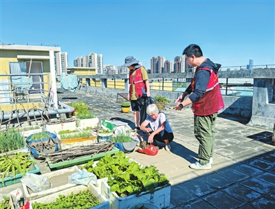 金湾区志愿者帮助居民清理卫生死角。.jpg