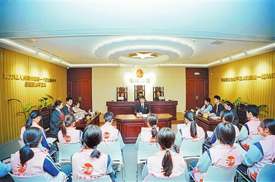 模拟法庭参与者有条不紊地完成整个庭审过程。.jpg