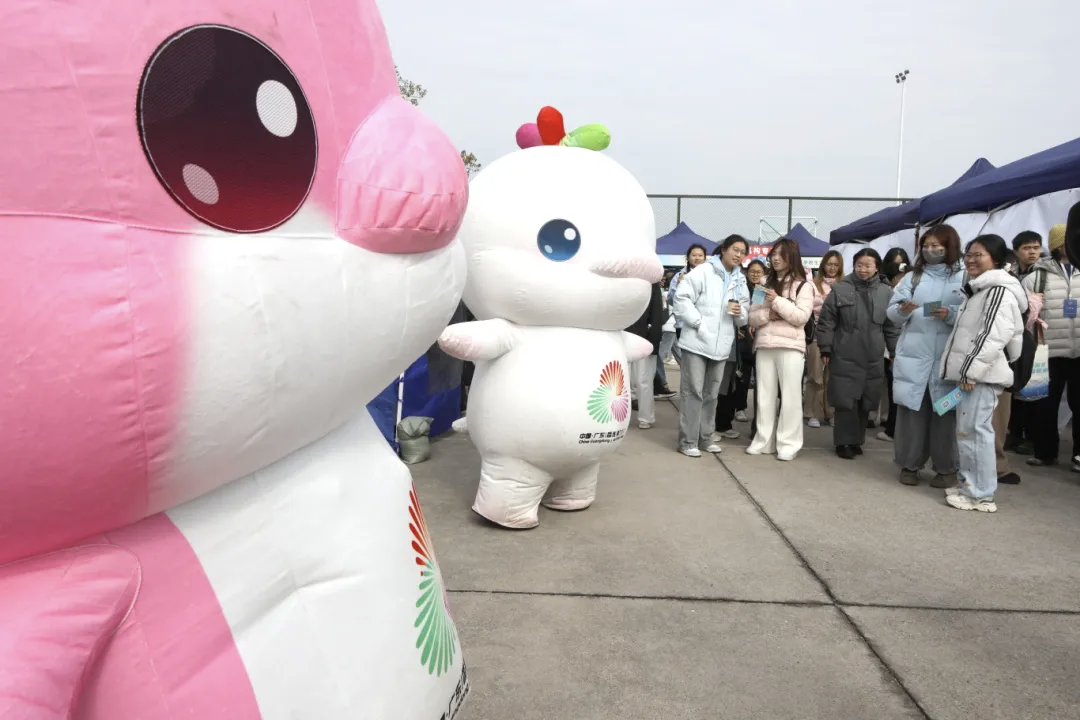 十五运会吉祥物来到招聘现场为求职者加油、打气.png