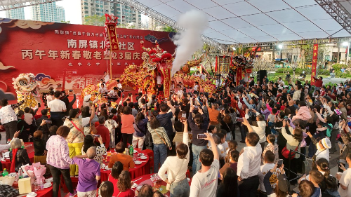 龙狮团的威风锣鼓，点燃春日激情。.jpg