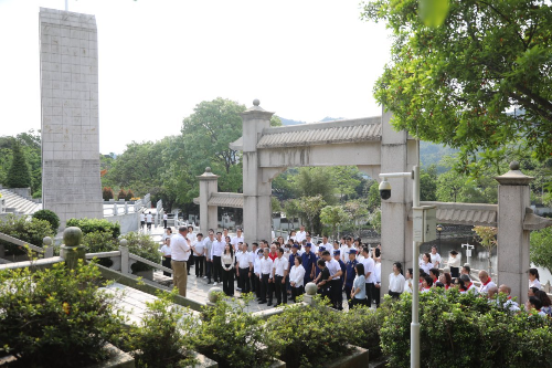 珠港澳青年代表齐聚凤凰山烈士陵园聆听革命先烈的英勇事迹。.jpg