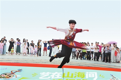 情侣路上弥漫着艺术气息。.jpg