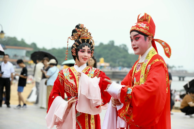 专业演员在街头倾情演出。.jpg