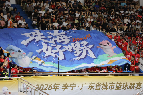 主场球迷为珠海队加油。.jpg