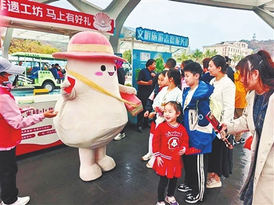 图为今年春节期间，大量游客到访万山群岛。.jpg