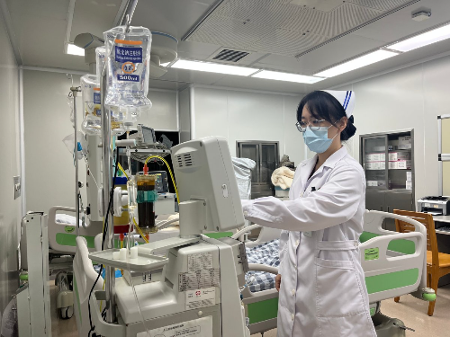 中山五院感染病防治中心副主任护师刘旭在工作。.jpg