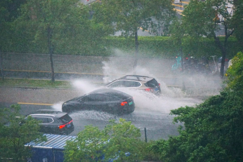 5月15日中午，车辆在香洲区翠前南路积水路段行驶。.jpg