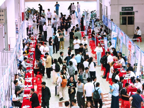 招聘会吸引众多高校学子入场求职。.jpg