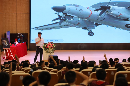 讲师与听众现场互动。.jpg