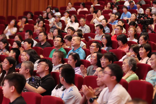 滚球投注作家协会副主席、少数民族作家韦驰与阿来互动。.jpg