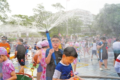 斗门区青少年泼水节拉开暑期欢乐周帷幕。.jpg