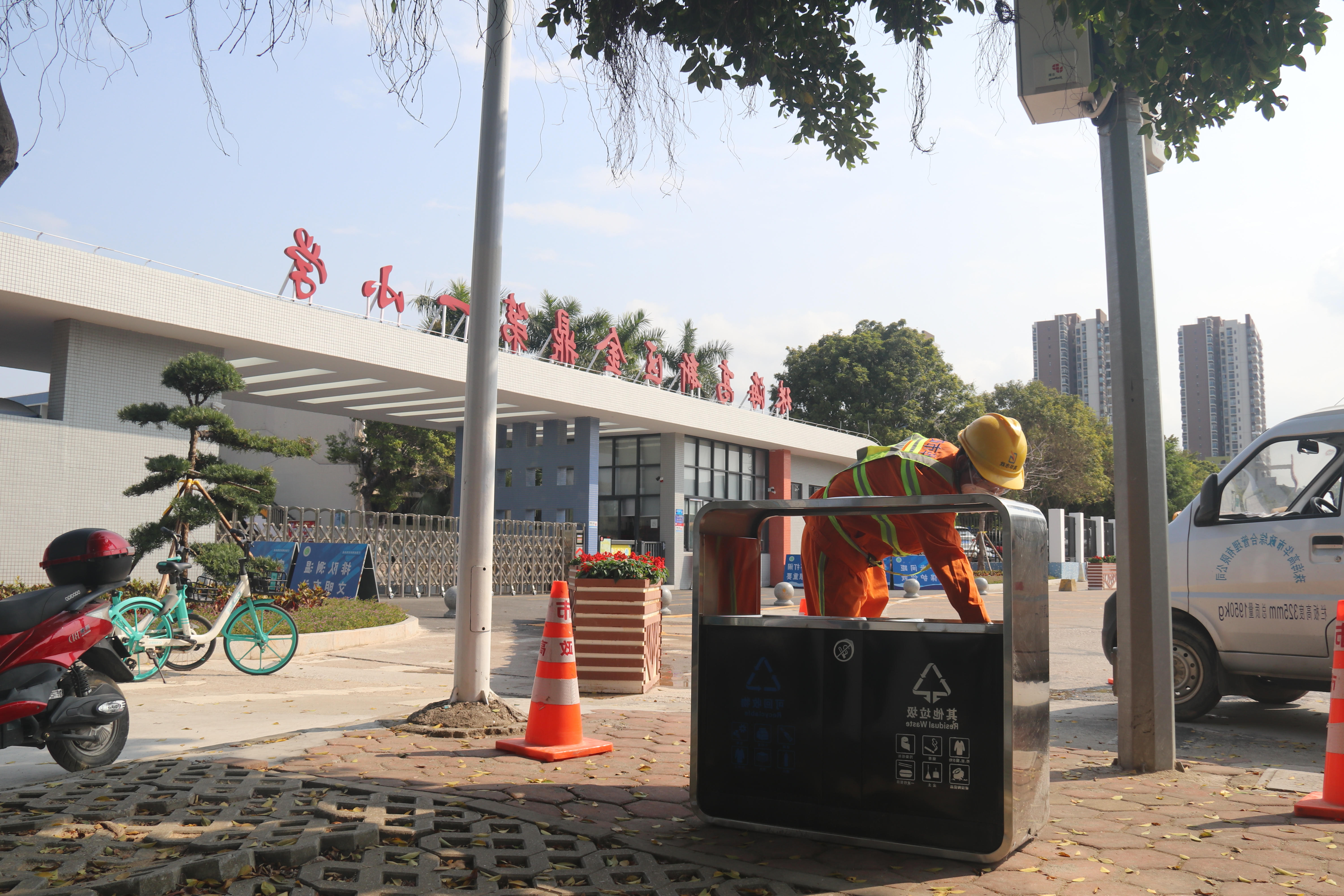 校园周边垃圾桶.jpg