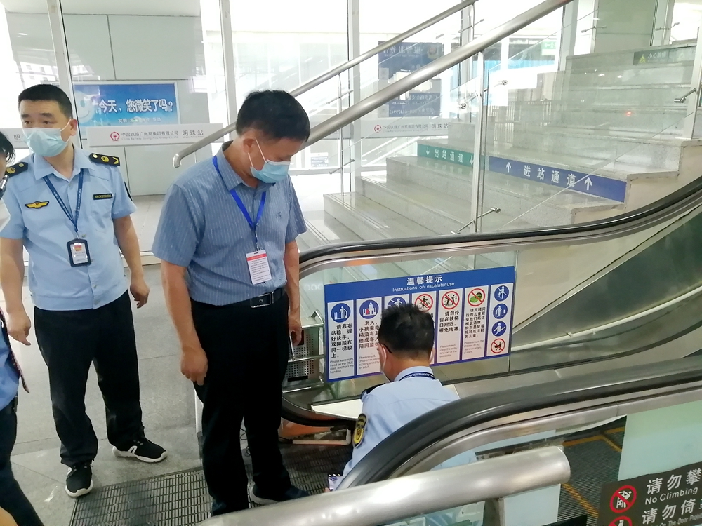 德生主任检查电梯.jpg