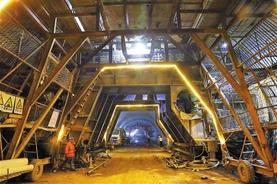 金唐东路(二期)工程隧道施工现场。.jpg