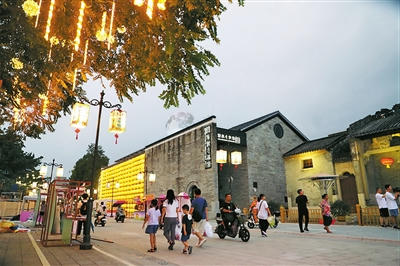 山房古街修葺一新,名人故居焕发新韵,古镇亮灯美轮美奂。.jpg