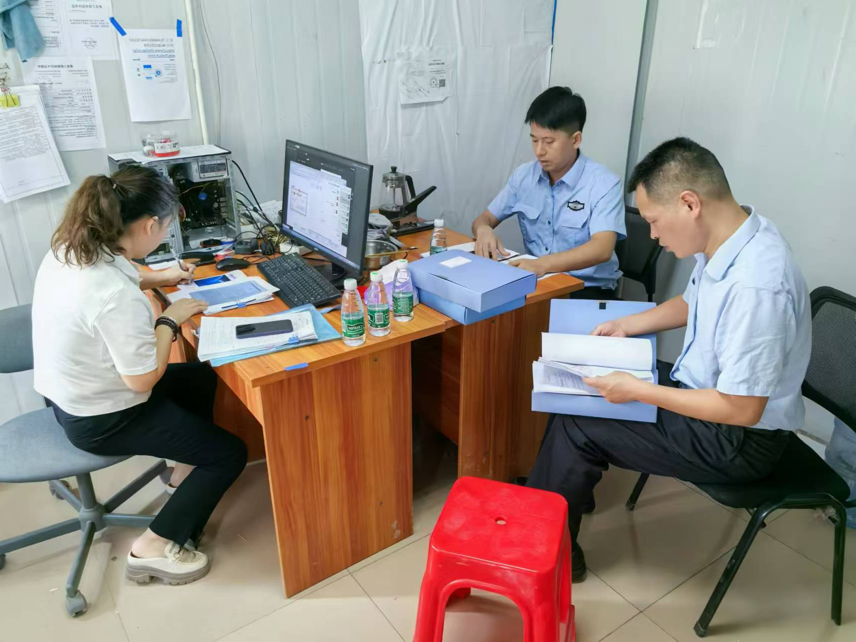 图为工作人员对在建项目进行施工监管交底.png