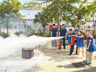 学生体验灭火器实操。.jpg