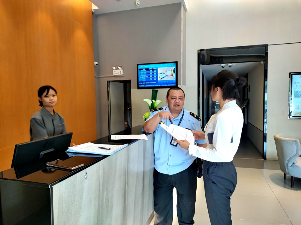 前山市场监督管理所对航展酒店进行检查.jpg
