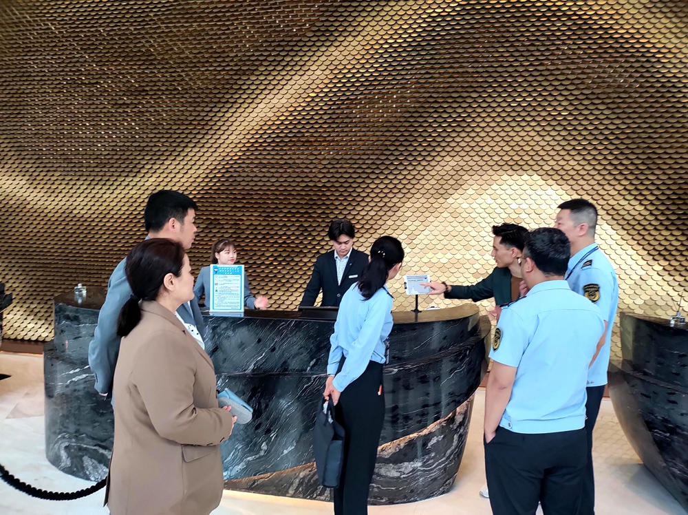 前山市场监督管理所对中海万丽酒店进行检查.jpg
