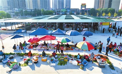 12月4日上午,白蕉镇虹桥市场开门迎客,市场内外摊位有序,商品丰富。.jpg