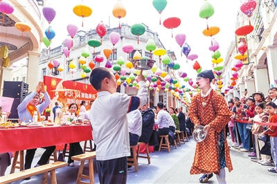 演出人员与游客互动。.jpg