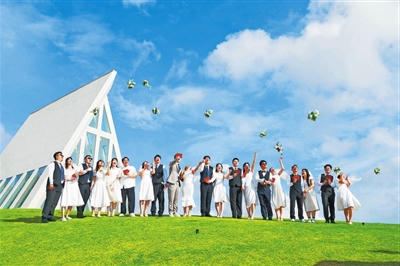 数对新人在东澳岛举行集体婚礼。.jpg