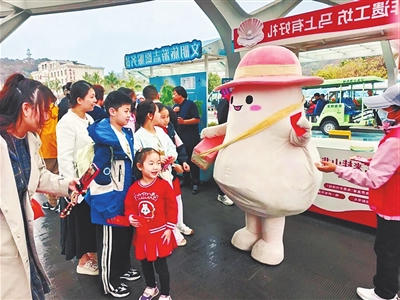 图为今年春节期间,大量游客到访万山群岛。.jpg