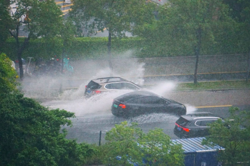 5月15日中午,车辆在香洲区翠前南路积水路段行驶。.jpg