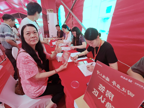 村民抽到了心仪的房号。.jpg