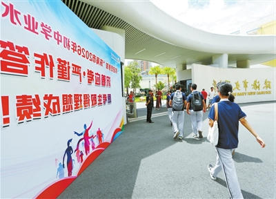 6月30日,文园中学考点考生陆续进场考试。.jpg