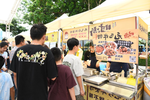 市民游客排队等候美食出炉。.jpg