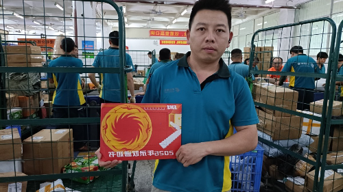 邮递员正有序投递高考录取通知书。.jpg