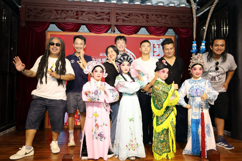 外国作家参观涤生粤剧交流中心时,与演出者合影。.jpg