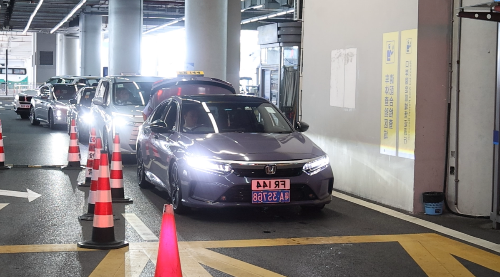 粤车在港珠澳大桥珠海公路口岸车辆查验通道有序通关。.jpg