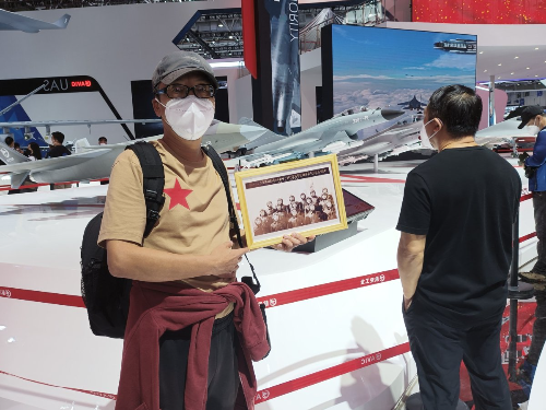 冯建虎在第十四届中国航展静态展示区。.jpg